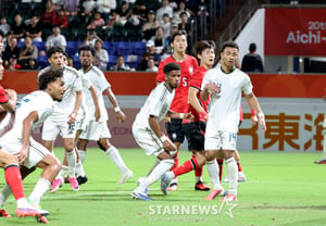 [Ảnh]'Bóng đi sát cột dọc' Cú đánh đầu của Shin Min-ha