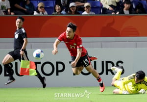 [Photo] Lee Hyun-joo trips over the Saudi goalkeeper