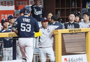 [Photo] Manager Kim Won-hyeong welcomes Yang Seok-hwan's good catch