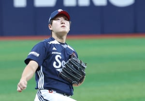 [Photo] Kim Taek-yeon: "Ah, did I get hit again?"