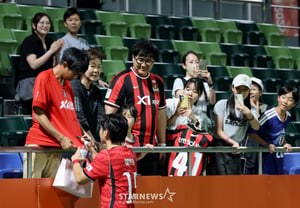 [Photo] 'Received a gift and signed it' Hwang Do-yoon