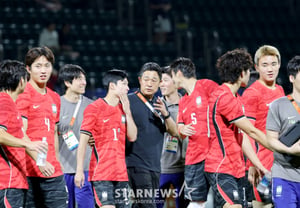 [Photo] "Now let's beat Vietnam and reach the semifinals!" South Korea, led by Lee Min-seong, advances to the quarterfinals after defeating Saudi Arabia 2-0.