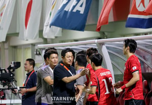 [Ảnh] Huấn luyện viên Lee Min-sung dẫn đội vào tứ kết sau khi thắng Saudi Arabia 2-0