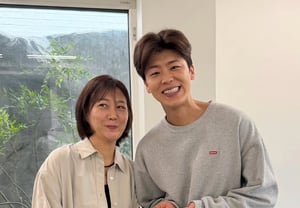 Jang Yoon-jung smiles at Chuseok gifts... Senior and junior artists shine with 'affection' ahead of the holiday