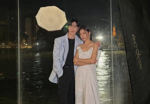 ソ・ガンジュン、海外でサプライズウェディング写真を公開..隣の席の「花嫁」はアン・ウンジン