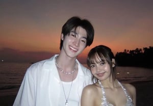 BLACKPINK's Lisa spotted arm-in-arm with 'Thailand's Cha Eun-woo' in London.. Rekindled dating rumors [Star Issue]
