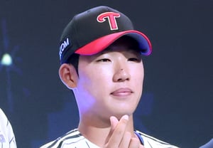 [Photo] Kim Dong-joo sending hearts