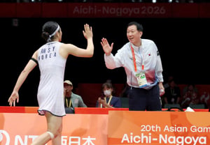 [Photo] Ahn Se-young celebrating with coach Park Ju-bong
