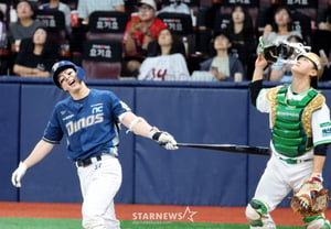 [Official Announcement] 'From 8-game losing streak to 5.5G gap: What about the 6th-place team?' Park Geon-woo, who hit .355 in September, also sidelined for two weeks "Left adductor strain; joined rehabilitation squad today (23rd)"