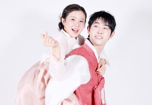 ウン・ガウン♥パク・ヒョンホ、育児が一番楽でした..「娘なしでは生きていけない、二人目が心配」 [韓服インタビュー②]