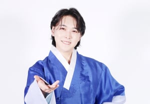 El hijo de Sung-min y Kim Sa-eun ya muestra un ADN excepcional: «¿Un sueño de cantante? ¡Hay que apoyarlo!» [entrevista hanbok ③]
