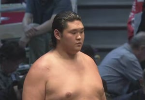 '197cm 173kg Mongolian sumo monster' has fallen! The current tallest active wrestler suffered a shocking first defeat: "I almost changed the 70th-year history of Japanese sumo..."