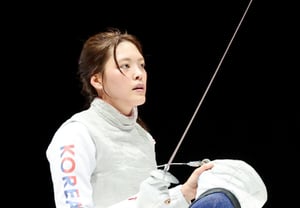 朴智熙在女子花剑项目中斩获“珍贵银牌”……决赛不敌日本上野友香 4-15 [德纳玛现场]
