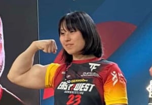 Mặt như tiên nữ nhưng cánh tay như Hulk "Không phải cơ bắp AI sao?"... Nữ vô địch đấu sức tay Nhật Bản, thậm chí còn thắng cả võ sĩ nam "Nâng tạ 32kg bằng một tay"
