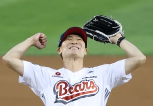 [Photo] Jin Seon-gyu shouts "Doosan KS, let's go!"