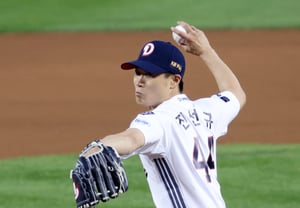 [Photo] Jin Seon-gyu delivers ceremonial first pitch with a pitcher's prowess