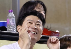 [フォト] チン・ソンギュ、明るい応援