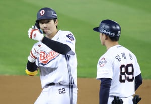 [Foto] An Jae-seok, el bateador del empate, con una ceremonia de borde afilado