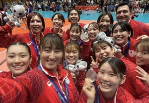 “Antes del partido contra Corea, se aplicó labial...” Los fans japonesos estallan en furia... La medalla de oro del voleibol femenino japonés, tras 48 años, se frustra nuevamente.