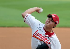 'Special Rookie' Kim Min-jun Could Challenge for 10 Wins: "I Will Pitch Three More Times"... Could He Ignite the Rookie of the Year Race? [Incheon Field]