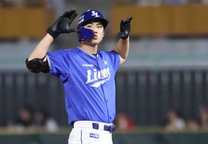 'Batting Leader' Koo Ja-wook with 3 Hits, 'Relief Leader' Kim Jae-yoon Sets Personal Best with 34 Saves... Second-place Samsung 'Fights to the End' [Incheon Field Review]