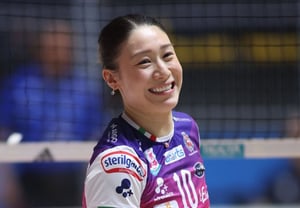 '不切实际的体型比例' 174cm 日本王牌,在欧洲巨人中沦为‘矮小前锋’的屈辱……尽管如此,‘天使般微笑’仍俘获粉丝心