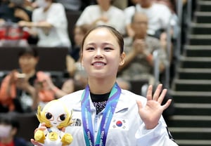 「8年ぶりのAG金メダル」ヨ・ソジョン「北朝鮮の選手が転ぶのは望んでいなかった。父の道を歩むのがとても好きだ」 [名古屋現場]