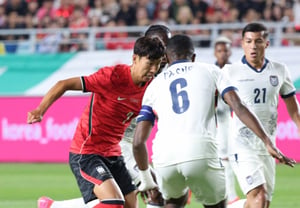 'Free-kick wonder goal' Son Heung-min draws an imaginary trajectory that even the goalkeeper cannot touch... Moreno's team takes a 2-0 lead [Suwon]