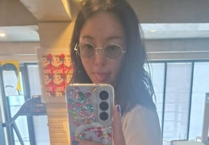 Hwang Jung-eum, có bị ảnh hưởng bởi 'tranh cãi không nội y'... che phần trên người và 'selfie mém cười'