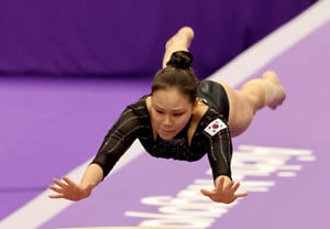 [At a Glance] 'Asia is Narrow! Chasing Gold' — Yeo Seo-jeong on Vault