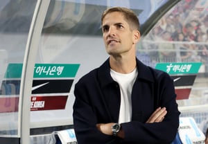 [Photo] Coach Moreno with a 'warm smile'