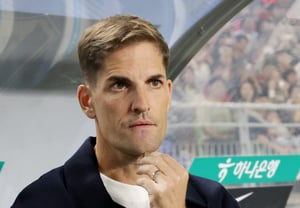 [Photo] Coach Moreno in a 'tense moment'