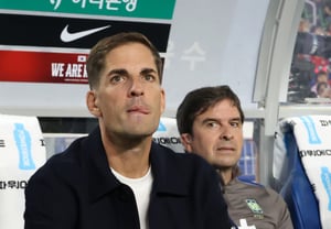 [Photo] Coach Moreno sticks out his tongue when nervous