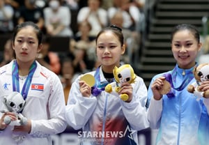[De un vistazo] Corea del Sur y Corea del Norte se llevaron las medallas de oro y plata en la prueba de salto de la gimnasia femenina: la campeona de oro Ye Seo-jeong y la de plata, Ahn Chang-ok de Corea del Norte, suben juntas al podio.