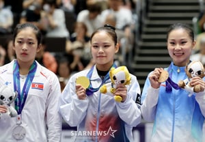 [フォト] 「女子跳馬金メダルのヨ・ソジョン」銀メダルの北朝鮮アン・チャンオクと共に
