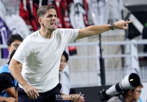 '3-0 victory in debut match' Coach Moreno: "I will identify areas for improvement... Caution needed in evaluation immediately after a decisive win" [Suwon]