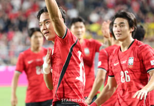 [Photo] Oh Hyun-kyu says 'Thank you, Red Devils'