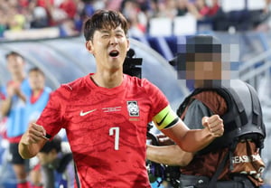 [Photo] Son Heung-min: "Even I am impressed by the goal trajectory"