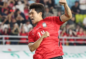 [Photo] Lee Dong-gyeong scores the decisive goal immediately upon substitution