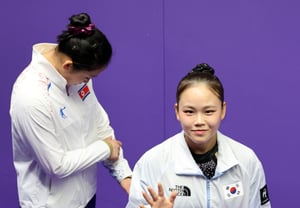 [AG Video] Two girls from North and South Korea who couldn't even make eye contact "eventually connected!"