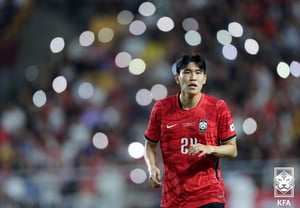 Desde el primer partido del equipo de Moreno, la «sorprendente revelación» Kim Bong-soo fue sustituido e ingresó al campo para asistir en el gol decisivo... Los medios extranjeros también destacaron: «Logró una oportunidad uno contra uno con un pase de penetración perfecto».