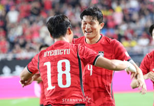 [Photo] Oh Hyun-gyu shares a passionate embrace with Kim Min-jae