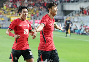 [Ảnh] Son Heung-min, lễ ăn mừng Titanic sau khi thành công với cú sút phạt tuyệt vời