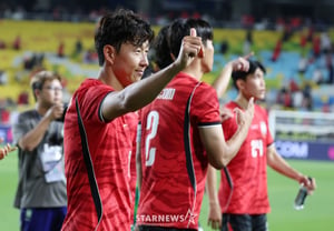 [Ảnh] Son Heung-min 'Bóng đá Hàn Quốc được cổ vũ'