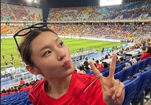 Son Heung-min must have seen that fantastic free kick... 'Su-pa' Lee Jung, cutely confirming her attendance