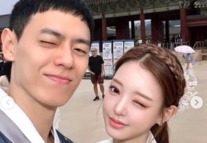 Do they look like a newlywed couple?.. Lee Gwan-hee and Yu Si-eun, photo posted for Chuseok