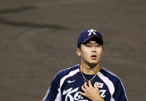 [Photo] Park Young-hyun, who appeared in the bottom of the sixth inning