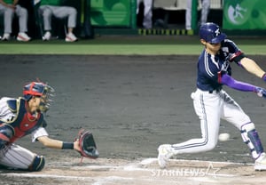 [Photo] 'Kim Do-young retires with a swing-and-miss strikeout in the top of the 7th inning'