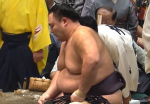 この味だから相撲をやるんだ! お金の封筒の厚さ、マジなの?「198kgの巨体を寝かせて手に入れた『大金』に日本列島が騒然」 「現金を握りしめて微笑む」
