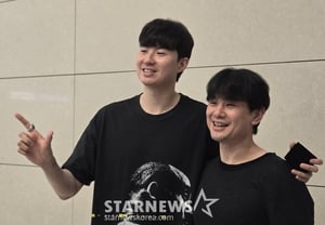 イ・ヒョンジュンに会いに日本から飛んできた長崎団長、優勝リングを直接受け渡し··· 「品格」イ・ヒョンジュンは球団スタッフに対しても「ありがとうございます" [仁川現場]